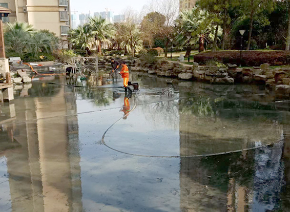 连云景观池淤泥清理