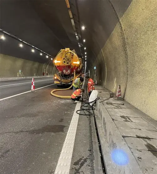 连云隧道排水渠清淤